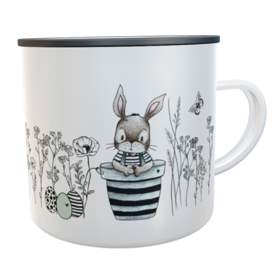 Emaille-Tasse personalisiert – Osterhase im Wildblumenfeld 