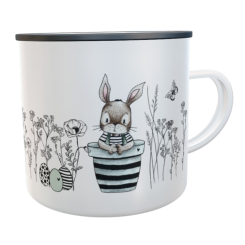 Emaille-Tasse personalisiert – Osterhase im Wildblumenfeld 